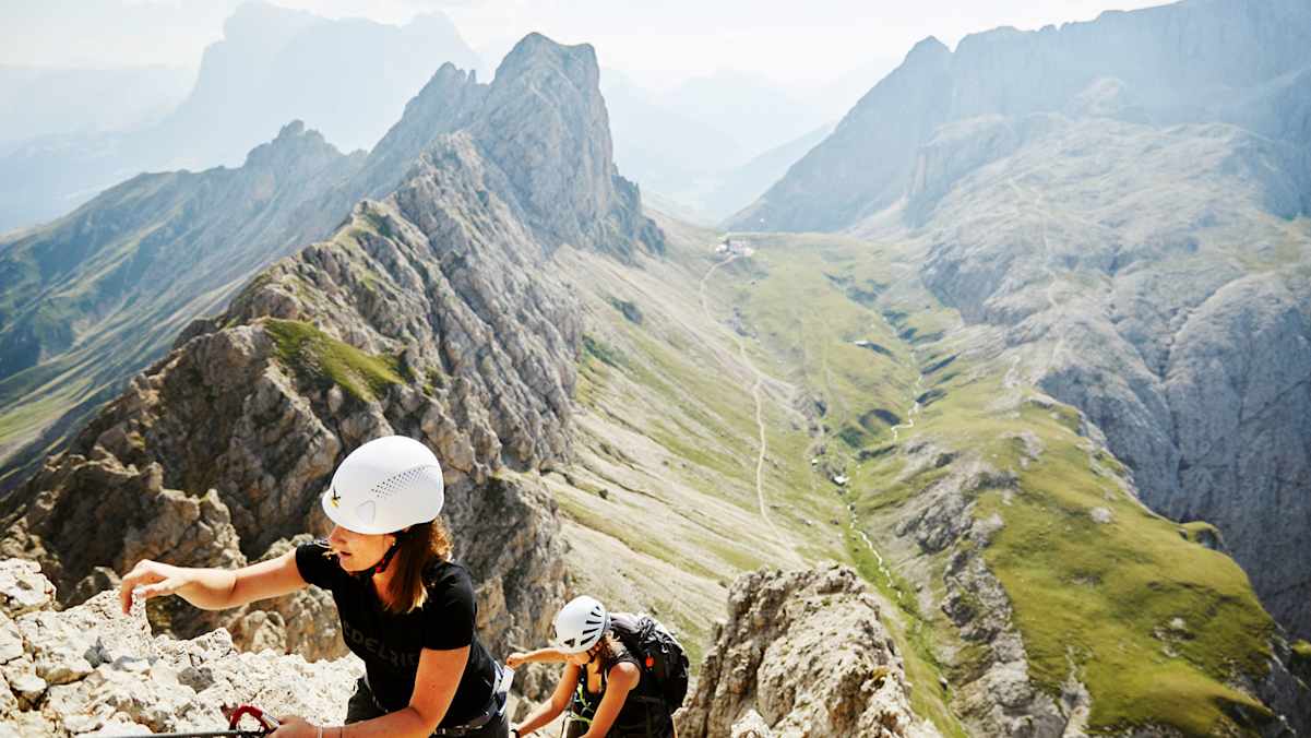Balanceakt: Der schmale Grat des Maximiliansteigs erfordert keine großen technischen Fähigkeiten – aber Schwindelfreiheit.