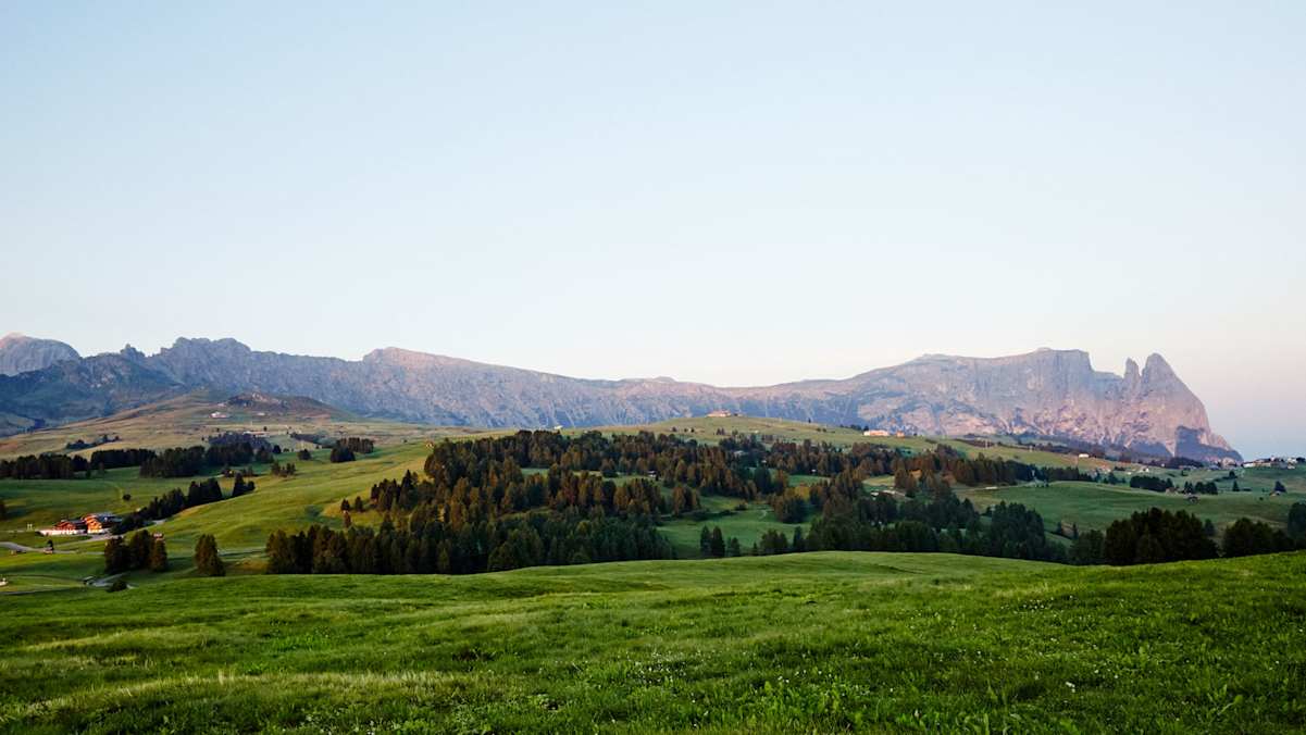 Das Schlernmassiv mit vorgelagerter Santner- und Euringerspitze (ganz rechts) und der Seiser Alm.