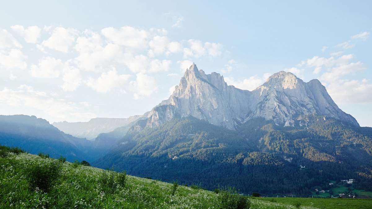 Entspanntes Wandern auf dem sattgrünen Hochplateau des Schlern.