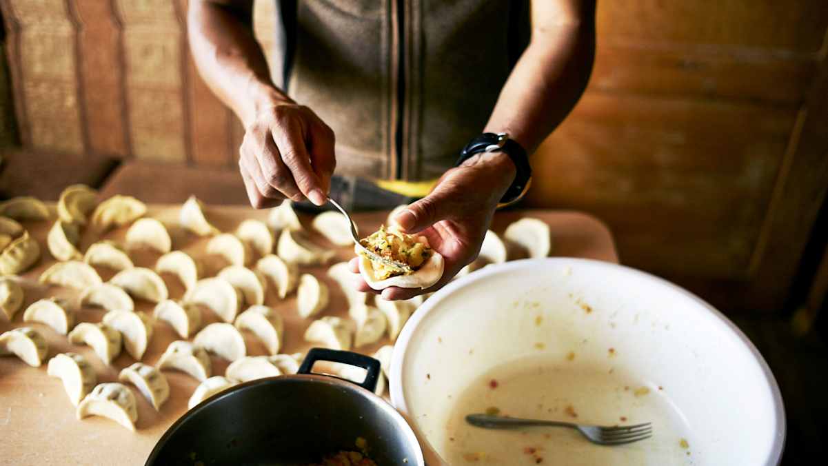 Mingma Nuru Sherpa bereitet Momos zu, die traditionellen Teigbällchen seiner Heimat.