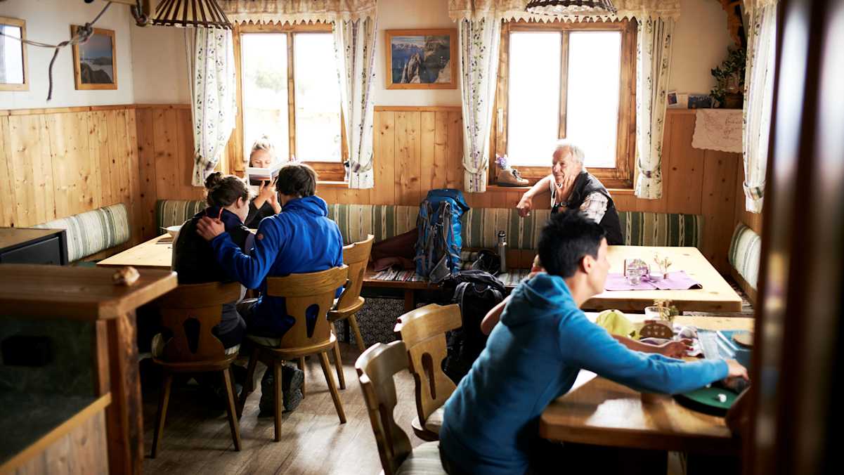 Die neue Gaststube wurde vor wenigen Jahren an die Hütte angebaut.