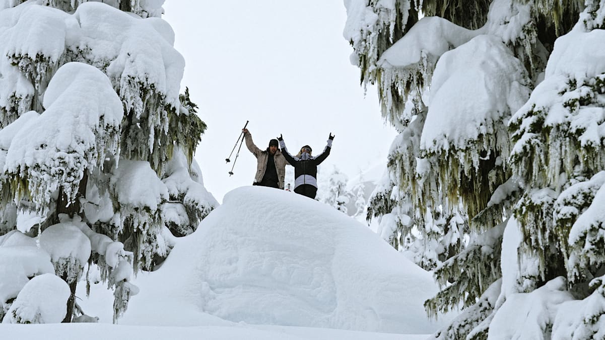 Zwei Personen im Schnee in Japan mit Skiausrüstung.
