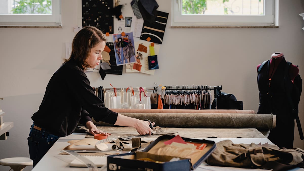 Die Schneidermeisterin Ruth Drack in ihrem Atelier, wo sie Taschen und Rucksäcke anfertigt.