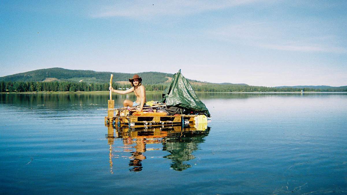 Hugo und Ben auf ihrem Floß "Melissa".
