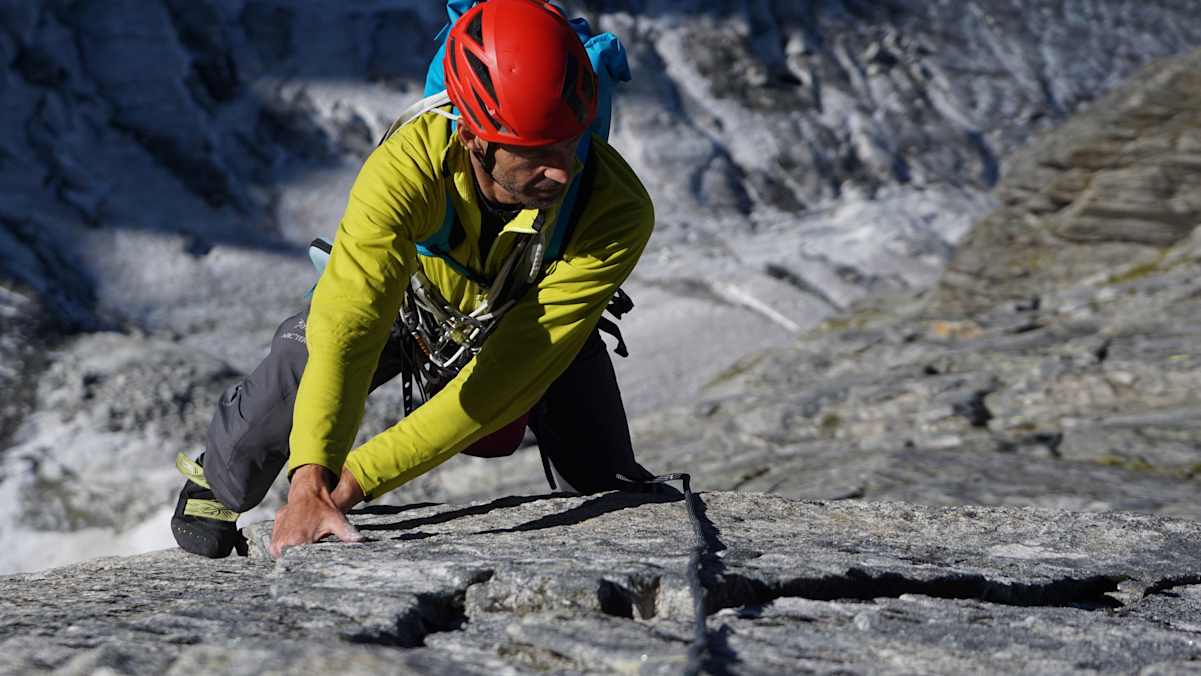 Über geneigte Platten und steile Risse geht es Seillänge um Seillänge nach oben – mehr Spaß hat, wer gut piazen kann.