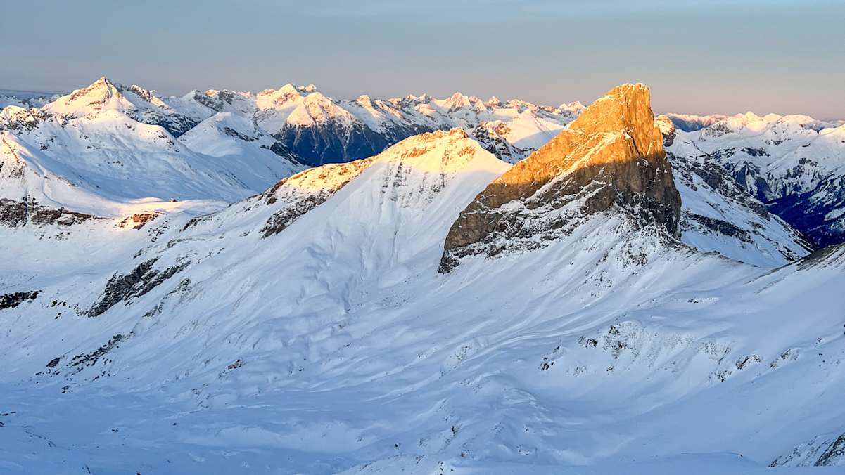 Blick vom Trittkopf über das weitläufige Arlberggebiet.