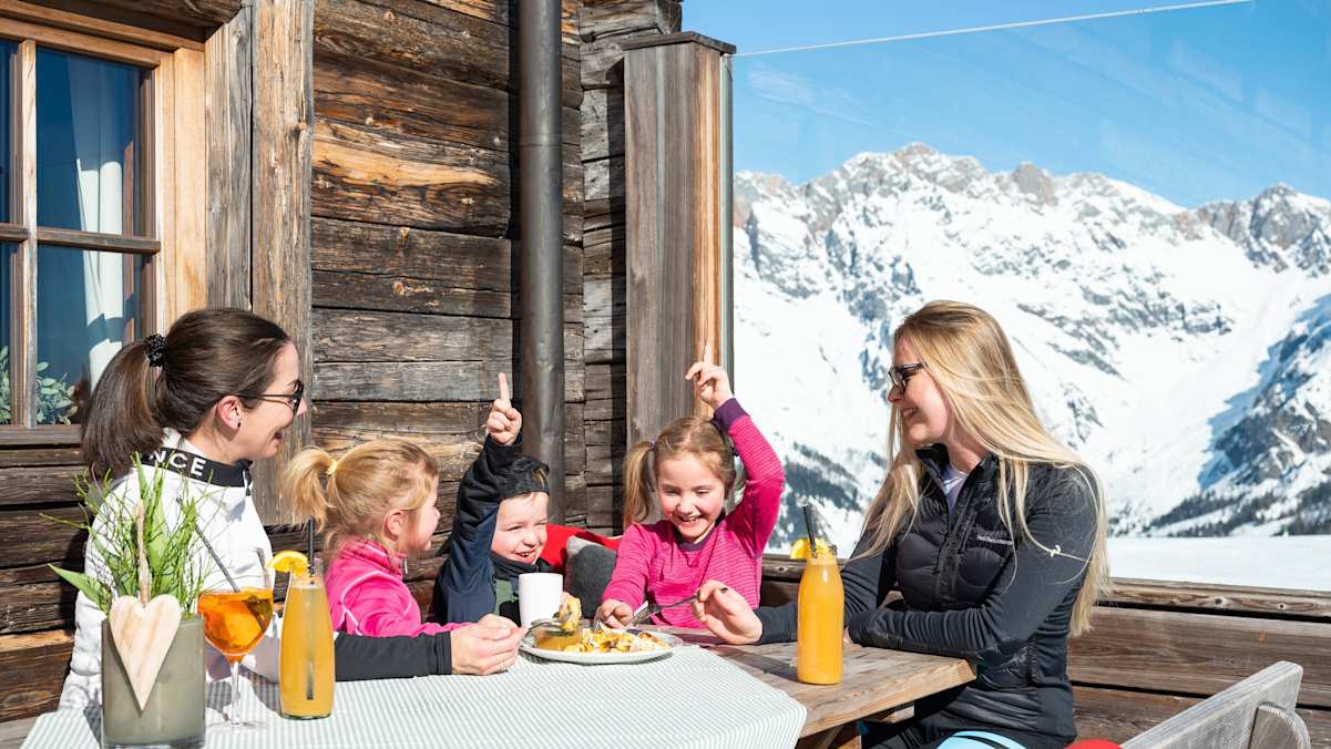 Der Einkehrschwung wird auf den urigen Skihütten im Skigebiet Hochkönig zum Genuss.