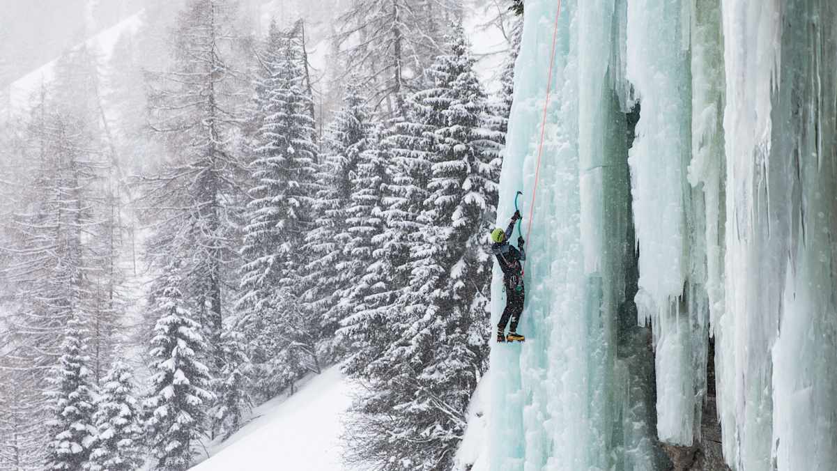 Felix Gruber beim Eisklettern