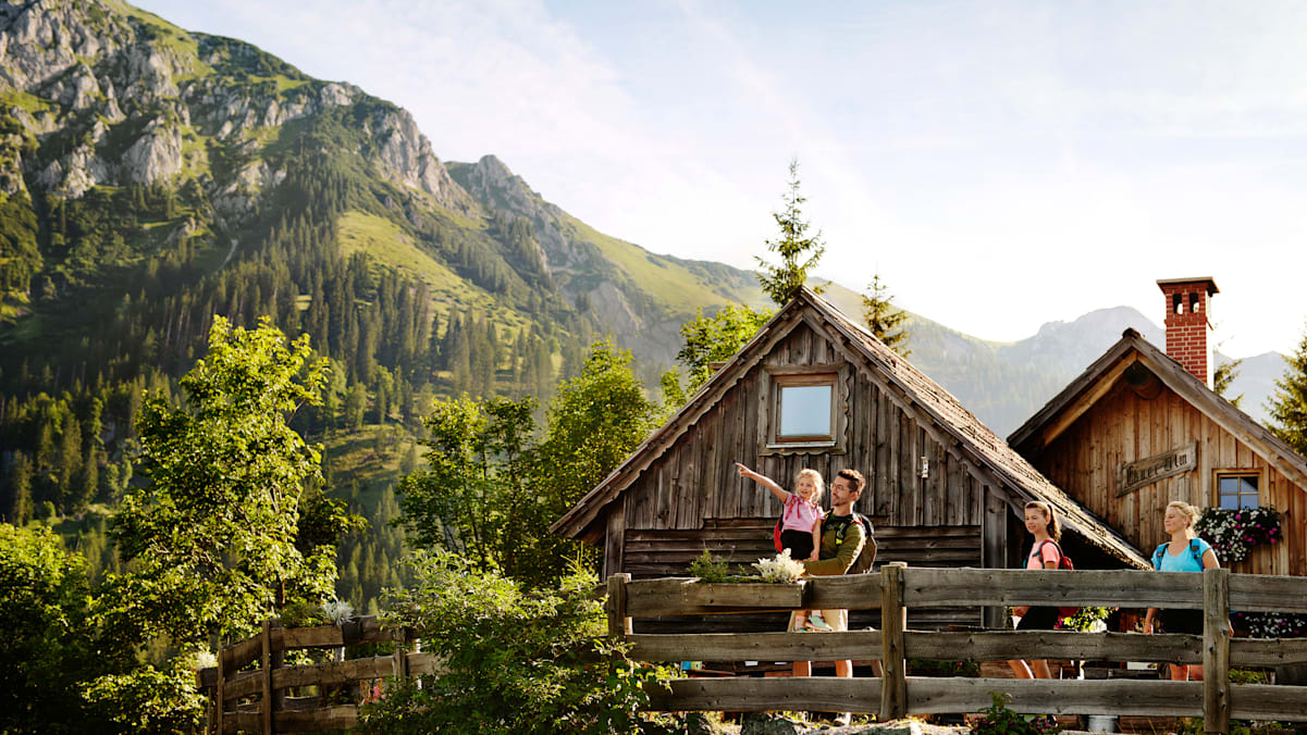 Die Johnsbacher Almrunde begeistert mit urigen Hütten und weitläufigen Almwiesen.