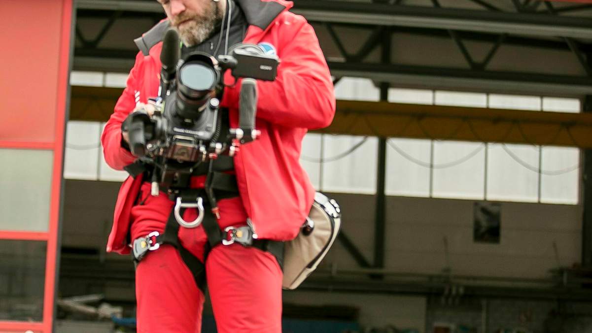 Scott Gardner mit Kamera am Mann