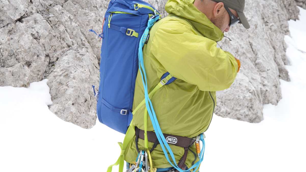 Schweizer Schlinge: Eine mittels Ankerstich am Hüftgurt und am Rucksack-Tragegriff befestigte (hier blaue) Bandschlinge.