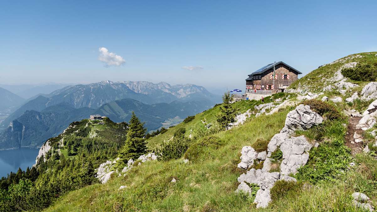 Die Gmundner Hütte in aussichtsreicher Lage.