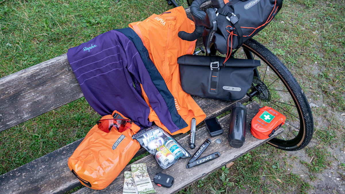 Vom Reifenheber bis zum Erste-Hilfe-Set: Oft kommt es auf die kleinen Dinge an