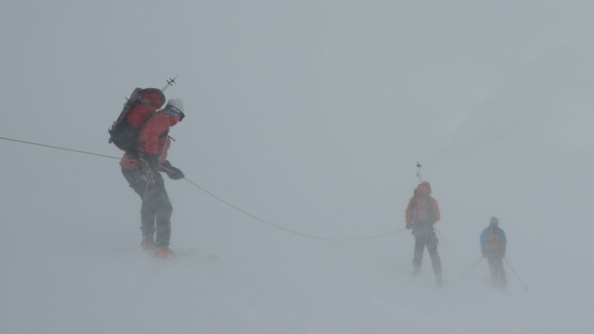 Skihochtour: Angeseilte Abfahrt – nur der Seilschaftserste fährt mit Stöcken.