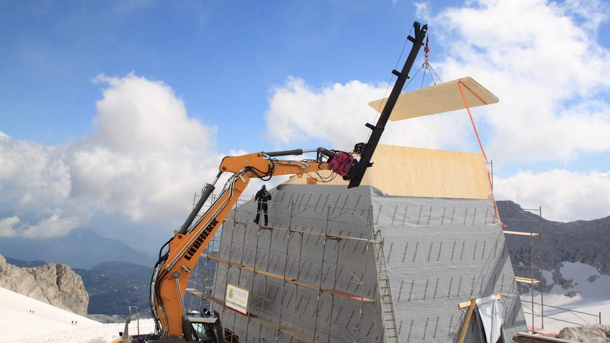 Montage der letzten Dachplatte