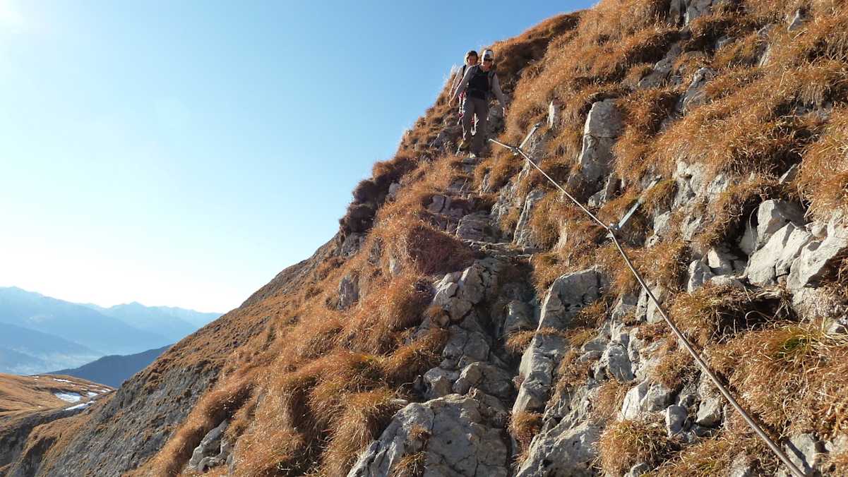 Steile Grasflanken und Schrofengelände sind typisch für schwierige Bergwege.
