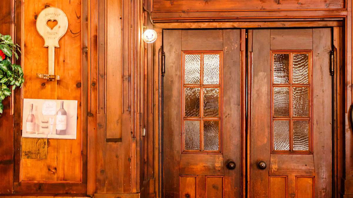 Mondänes Entree: Stammgäste treten mit lässiger Selbstverständlichkeit durch die Schwingtür.