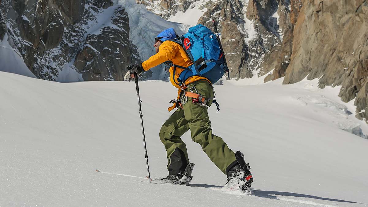 Die Leichtbauweise der PLUM Bindungen unterstützt Skitourengeher dabei, Energie beim Bergauf gehen zu sparen.