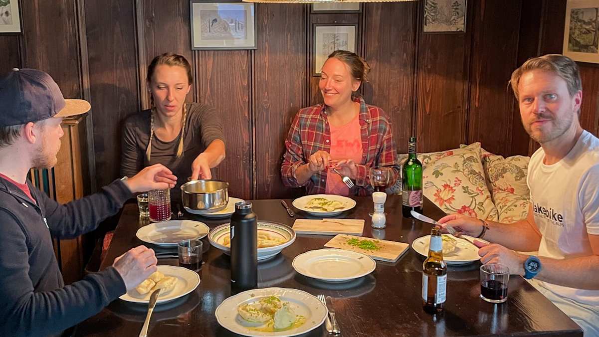 Glücklich beim Abendessen