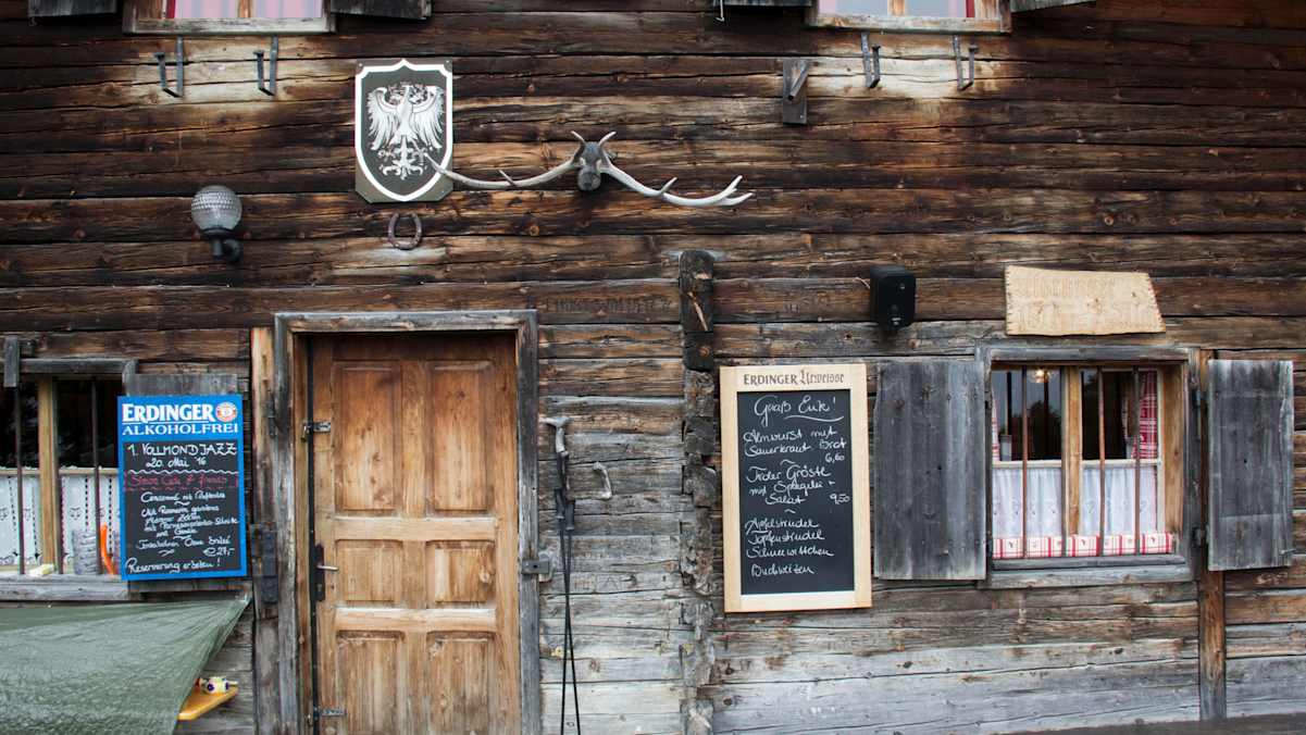 Die Almen am Patscherkofel sind alle urig und gemütlich – hier die Aldranser Alm