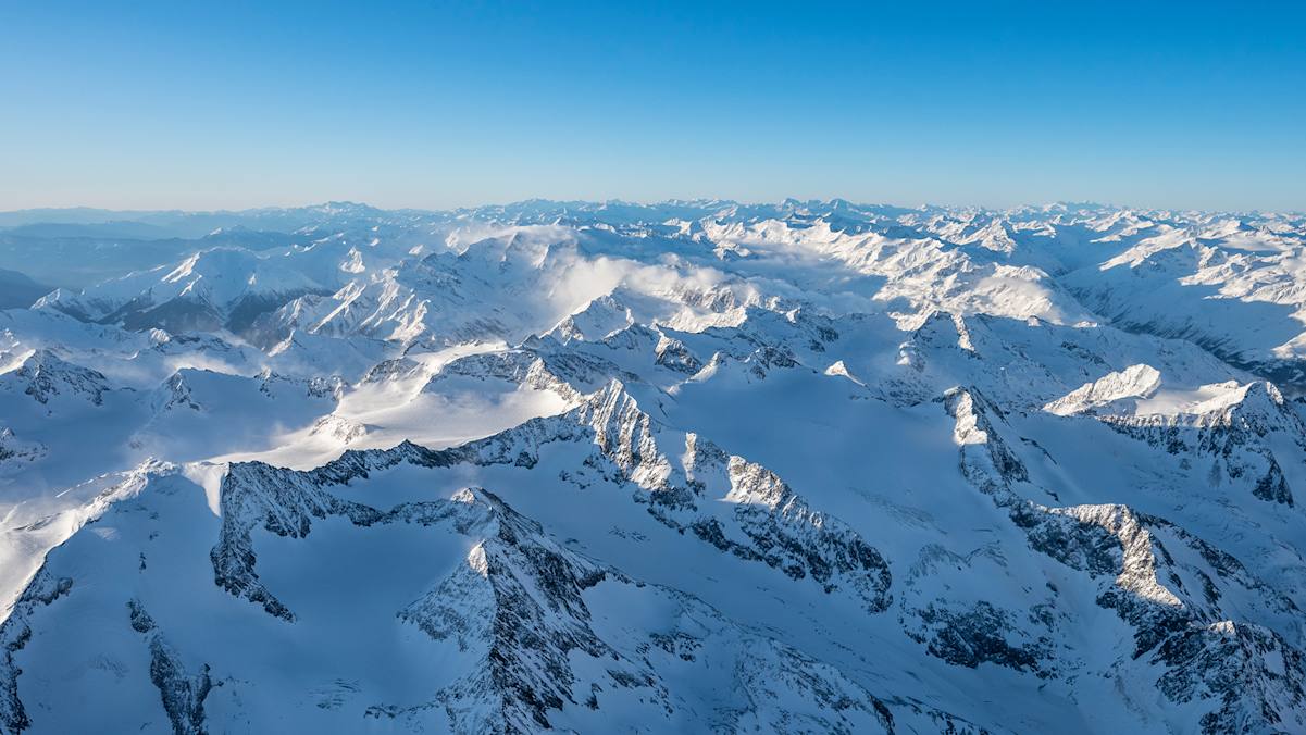Der Alpenhauptkamm vom Heißluftballon aus fotografiert