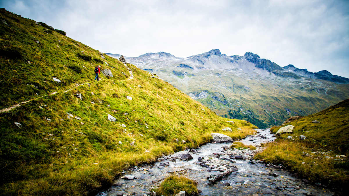 Hier erwarten uns immer wieder schöne Ausblicke auf den Talboden des Gschlößbaches
