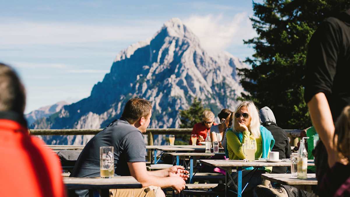 Der Berg ruft – im Hintergrund der Ödstein. Die sonnige Terrasse entwickelt aber ihre eigenen Beharrungskräfte.