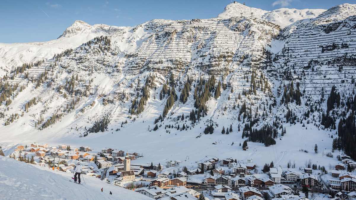 Ein Skidorf inmitten großer weißer Berge: St. Anton am Arlberg aus der Adlerperspektive.