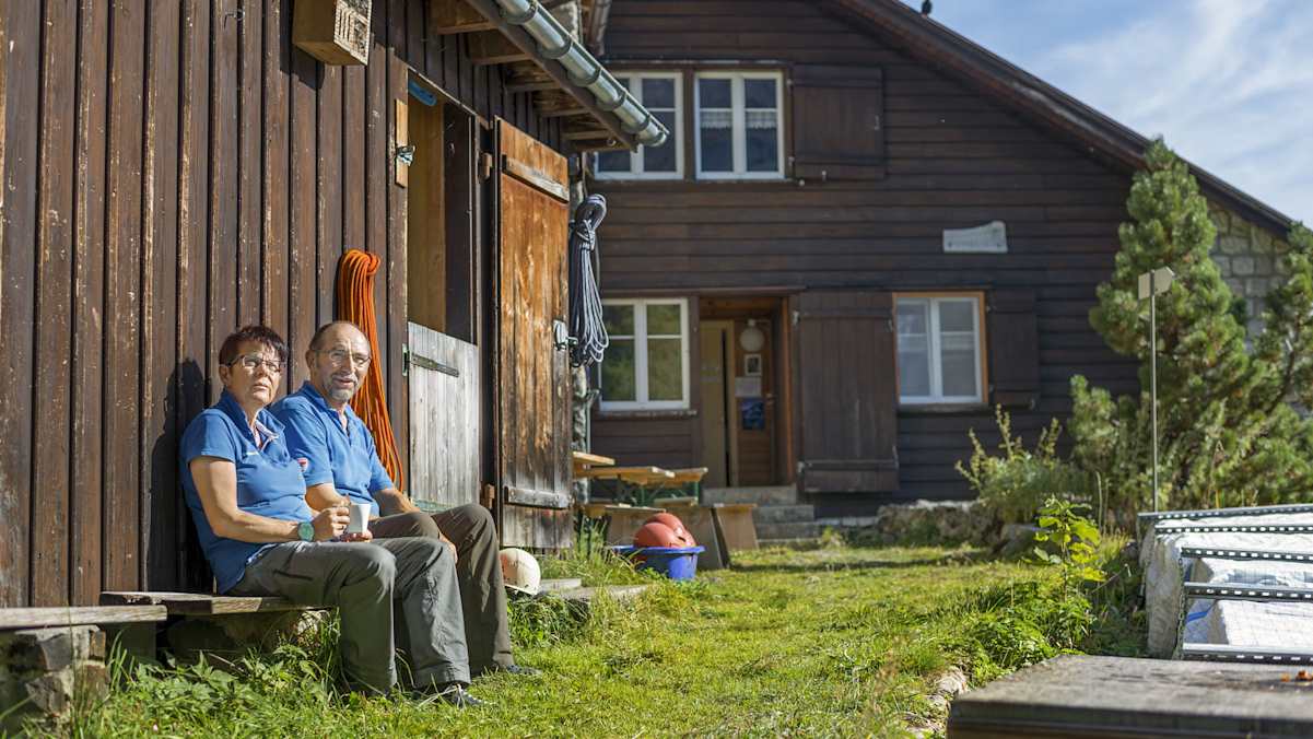 Die Wirtsleut: Anita und Hans Lieberherr vor ihrer Hütte