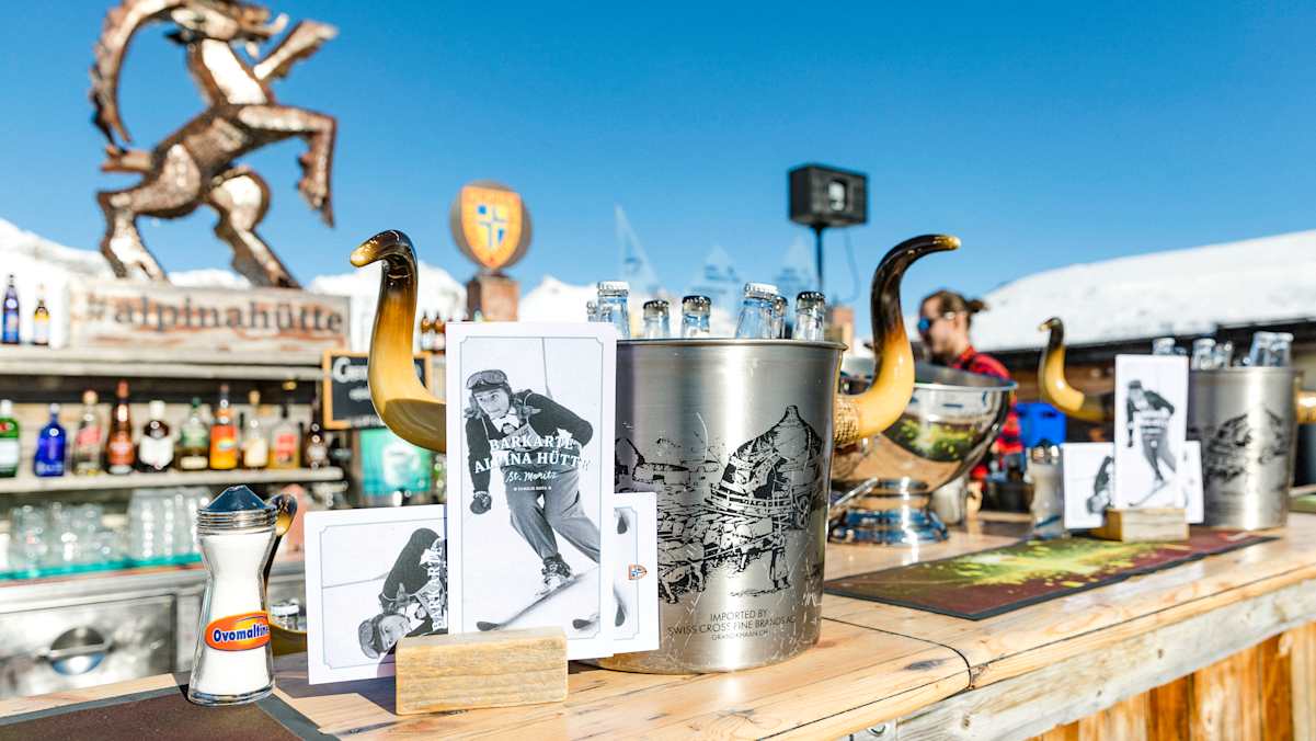 Die Bar der Alpina-Hütte bietet kühle Erfrischungen.