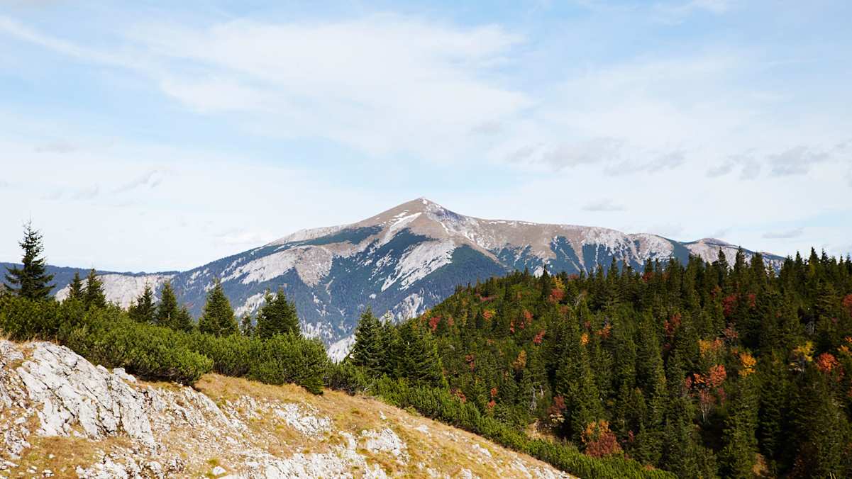 Zur Herbstzeit ist das Raxplateau, wie hier mit Blick auf den Schneeberg, ein wunderschöner Ort. Man dürfe bloß nicht vergessen, sagt Bergretter Ewald Putz (unten), wie schnell es finster wird.