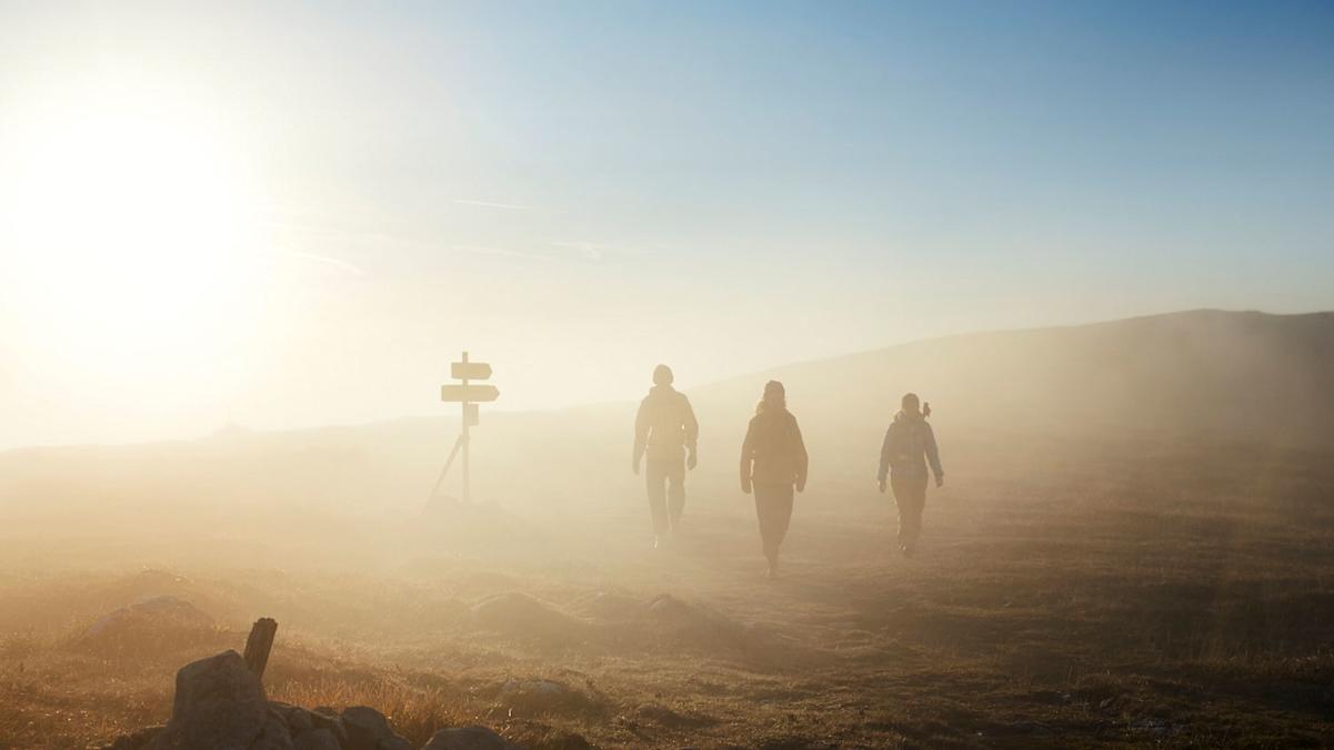 Eine Stimmung wie in einem Heldenepos herrscht frühmorgens beim Aufstieg zur Heukuppe.