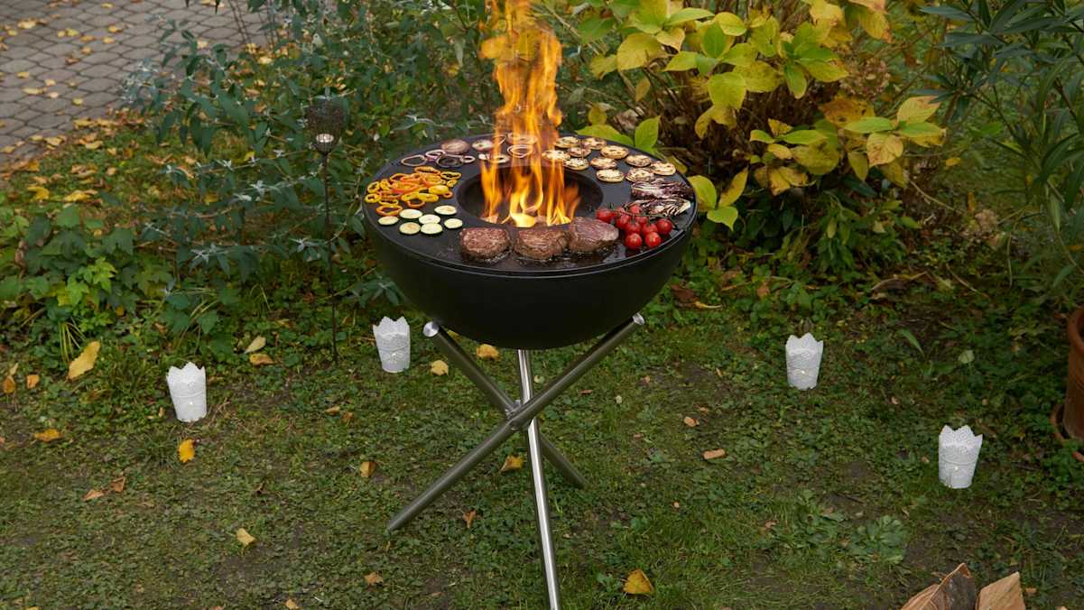 Die Bowl von Höfats ist schwenkbare Feuerschale und Grill in einem