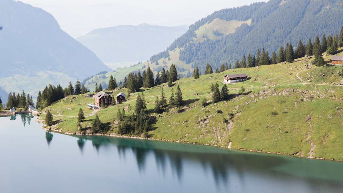 Der Bannalpsee (1.588 m) ist ein Stausee, der im Zuge der Errichtung des Kraftwerkes Oberrickenbach erbaut wurde