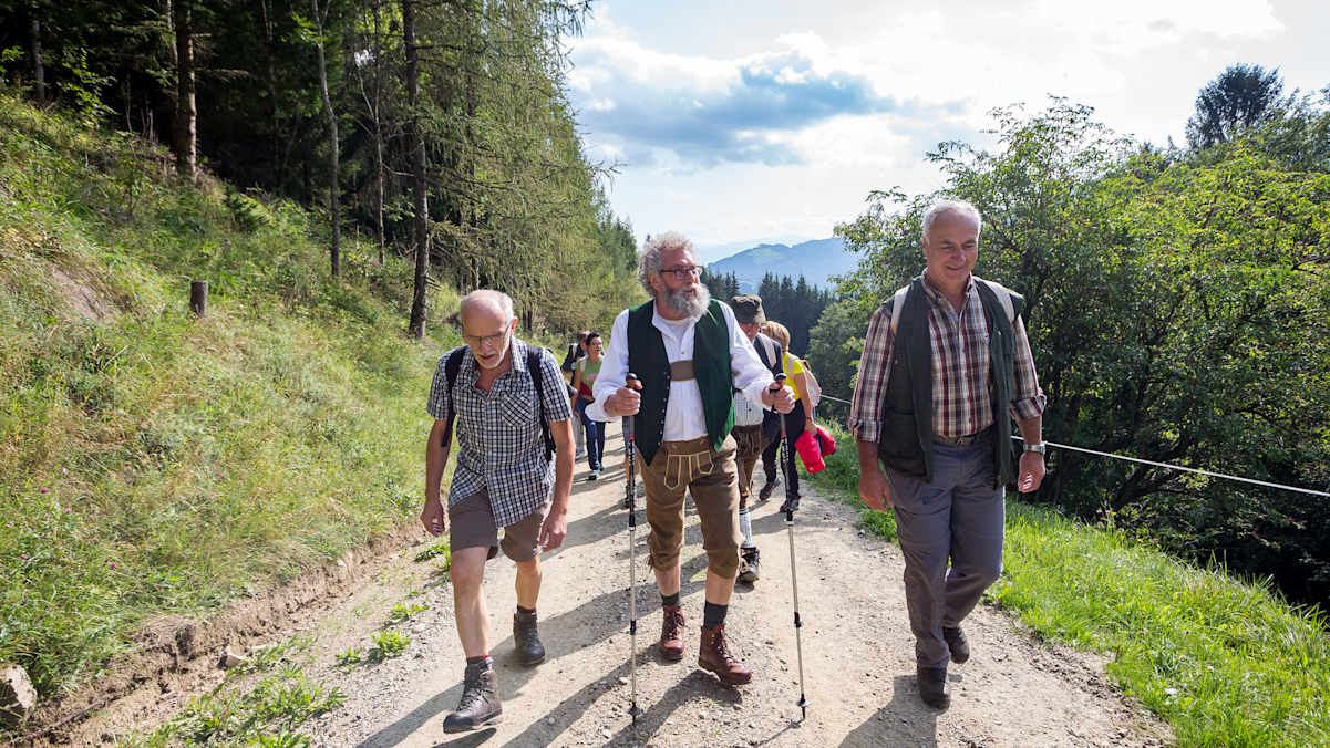 Der Bio-Pionier Werner Lampert gibt während der Wanderung Auskunft zum Nachhalitgkeitskonzept