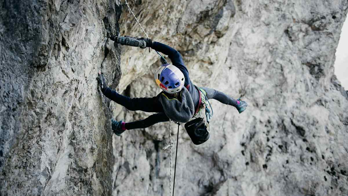 Angy Eiter beim Bohren einer Route