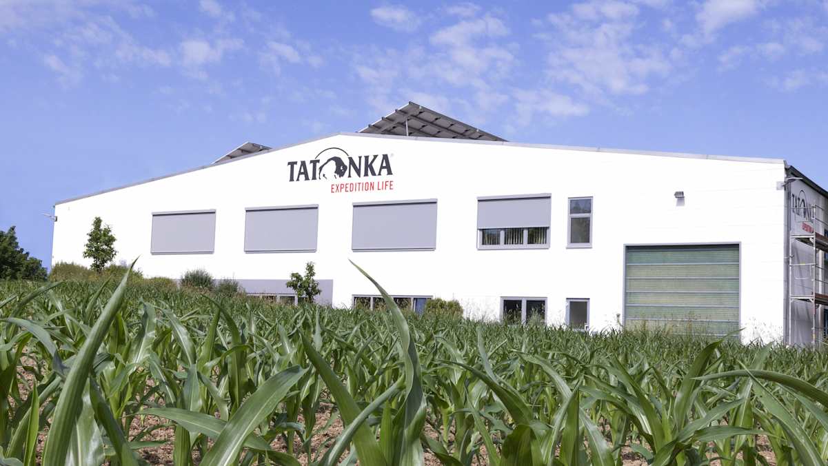 In Dasing befindet sich neben der Entwicklungs- und IT-Abteilung, dem Marketing, der Verwaltung und dem Auslieferungslager auch eine Service-Abteilung, in der beschädigte Ausrüstungsteile repariert und wieder fit gemacht werden.