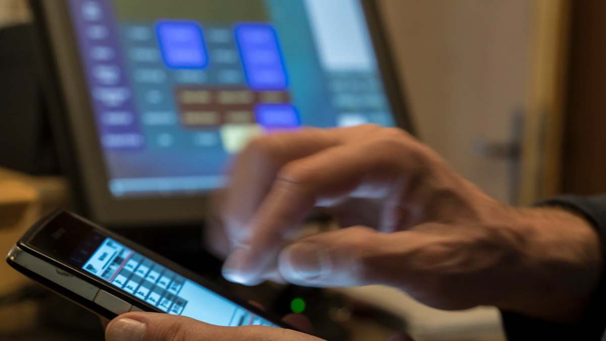 Als Hüttenwirt muss man auch die Logistik vom Reservierungssystem bis zum Lebensmitteleinkauf im Griff haben.