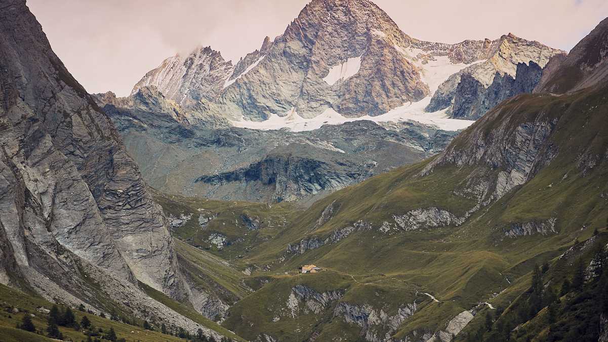 Ein Traum von einem Berg: Von der Osttiroler Seite ist der Doppelgipfel des Großglockners gut zu erkennen, die lange Linie, die von links auf den Gipfel führt, ist der Stüdlgrat, weiter hinten zeigt sich die Glocknerwand. Ziemlich genau in der Bildmitte liegt die Lucknerhütte.