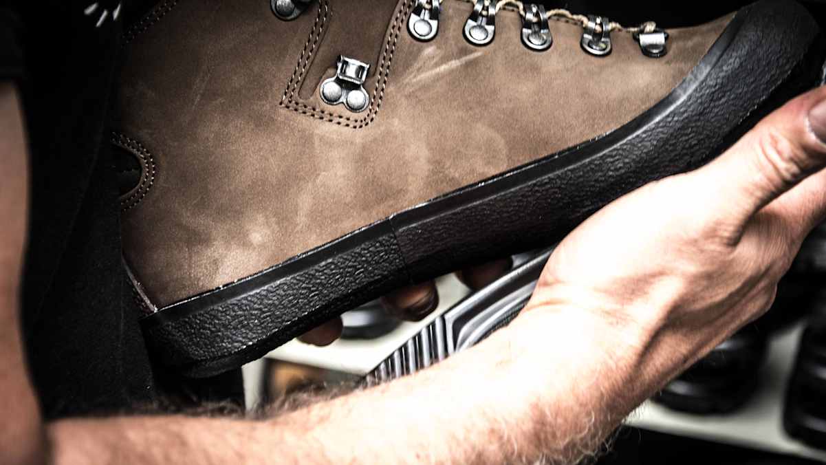 Viel Handarbeit steckt bei Hanwag in jedem Bergschuh