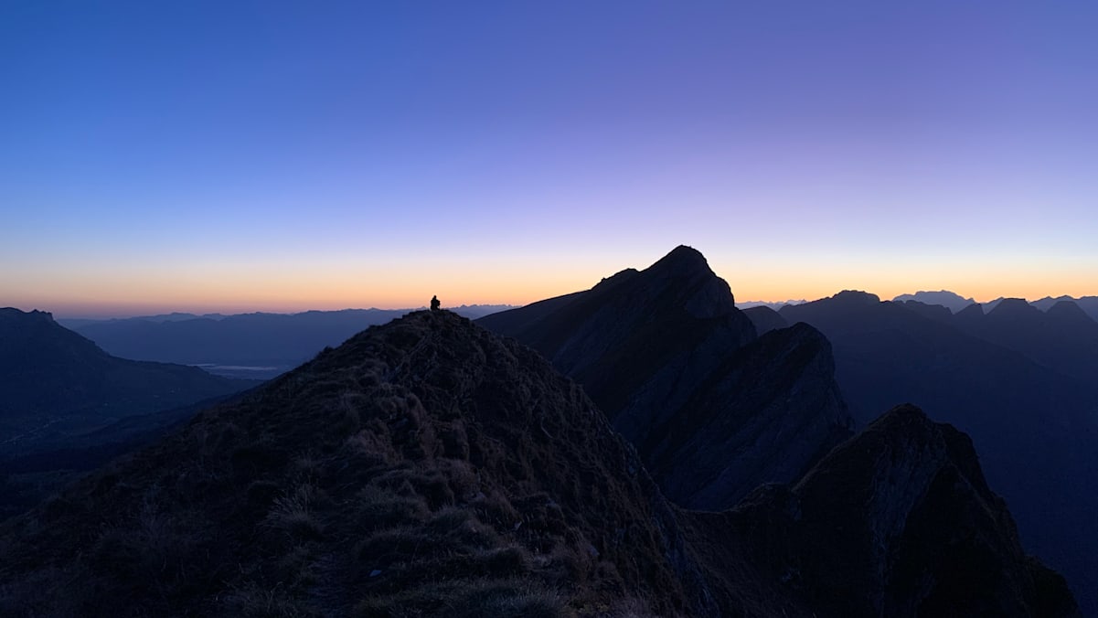 Im Lichte der Dämmerung auf den Weg zum Gipfel des ersten Churfirsten 