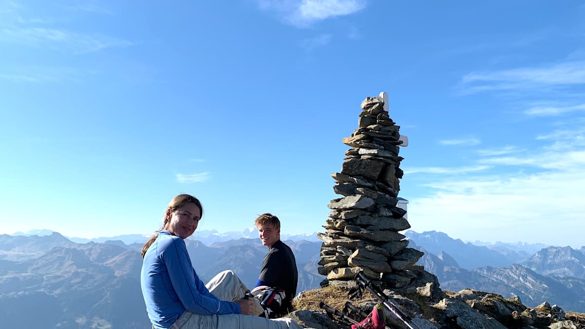 Jausenzeit bei strahlendem Sonnenschein am Brisi (2.277 m)