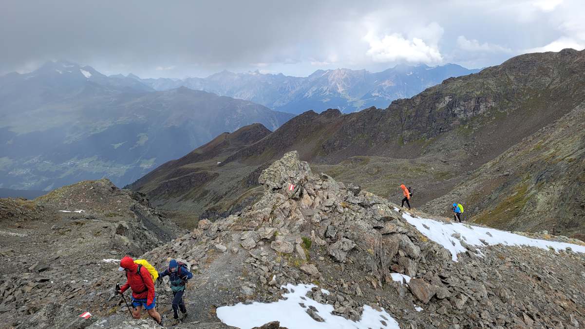 Wanderer beim Anstieg zum Furgler