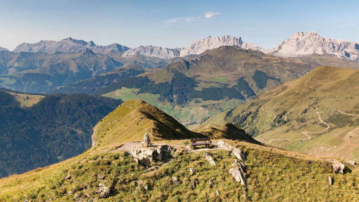 Jägglisch Horn mit Blick auf das Dorf, auf das Chüenihorn und zu den imposanten Kalkwänden des Rätikon.