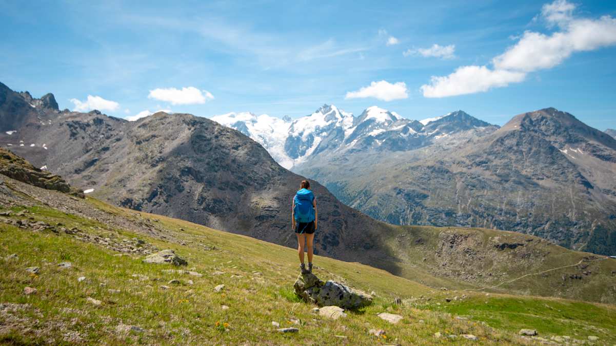 Auf dem Weg hoch zum Piz Languard im Engadin, im Hintergrund das Bernina Massiv