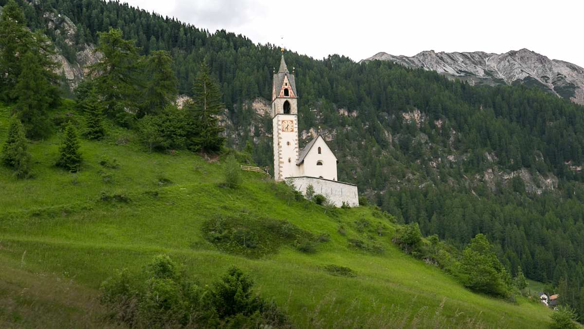 Idyllische Kirche in den Höhen der Berge