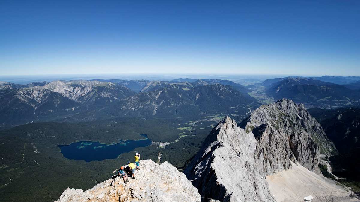 Um beim steilen Anstieg über den Klettersteig auf die Zugspitze nicht noch mehr ins Schwitzen zu kommen, empfiehlt sich eine Übernachtung auf der Höllentalangerhütte.