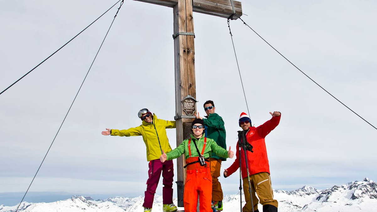 Menschen am Gipfel der Madrisella bei einem Kreuz