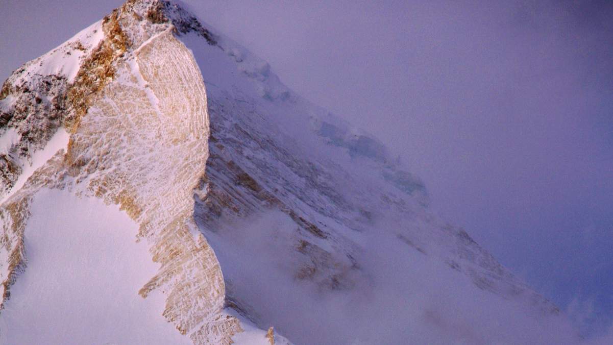 „Herrscher des Himmels“: Der Khan Tengri von Südwesten. Die Normalroute verläuft links entlang der Marmorrippe