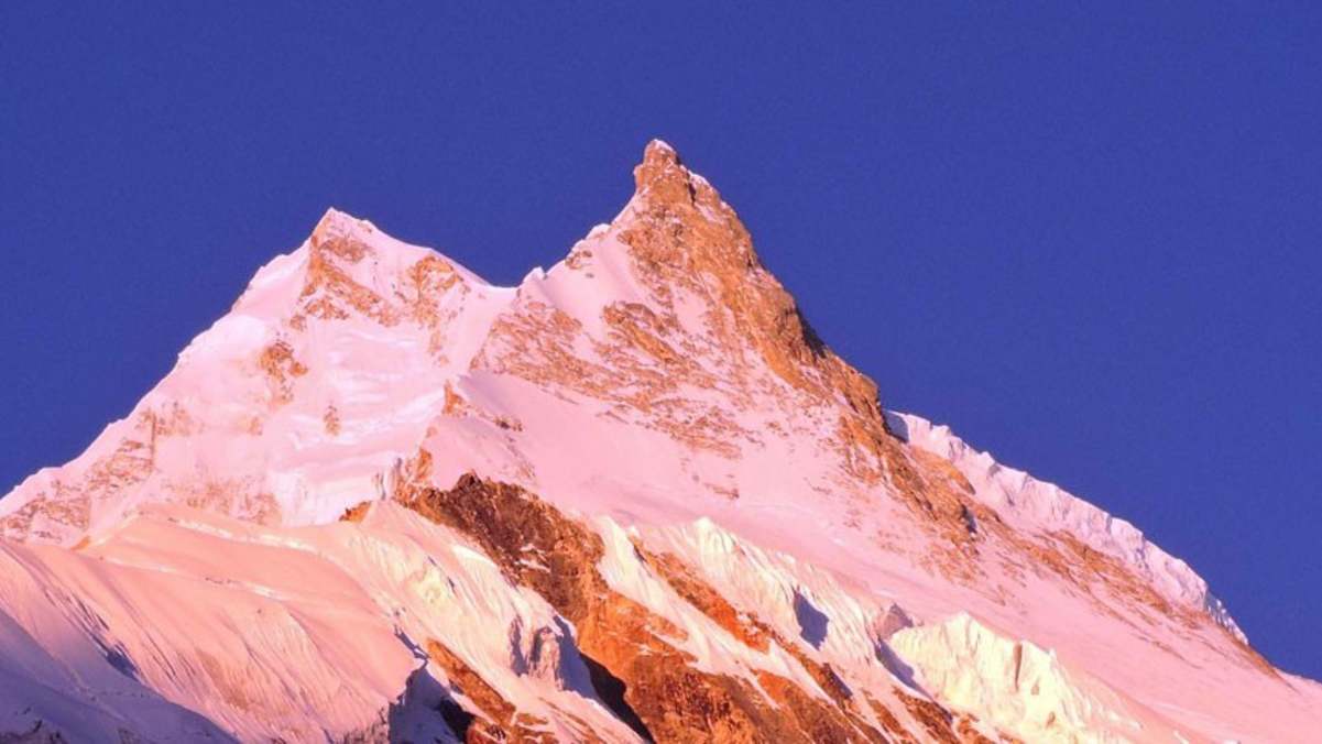 Die Ostseite des Manaslu wird von einem bizarr geformten Nebengipfel dominiert